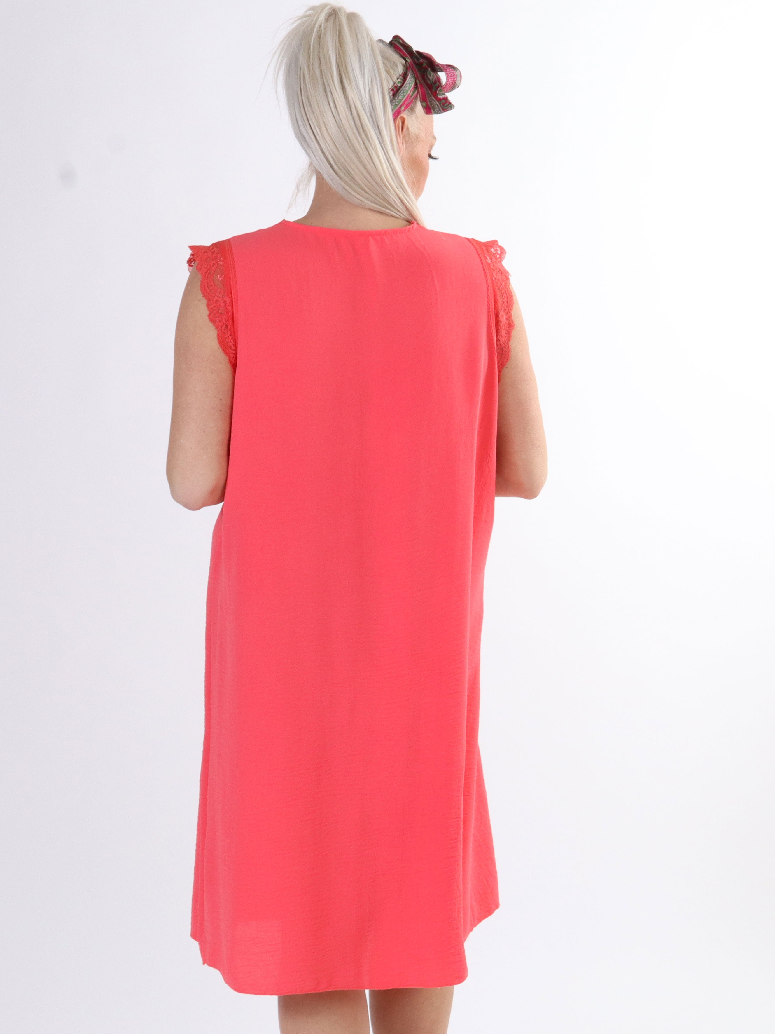 Elly - Sød plus size sommerkjole med søde blonder